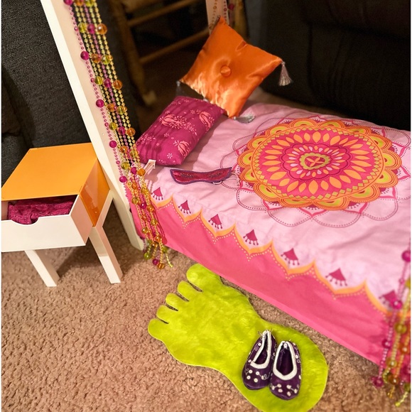 American Girl Doll Julie’s Classic Retired 70's Groovy Canopy Bed, Bedding & PJs - Picture 9 of 10